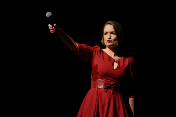 Eventmoderatorin Carina Dawert mit Publikum