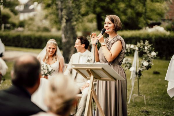 freie-rednerin-carina-dawert-auf-hochzeit