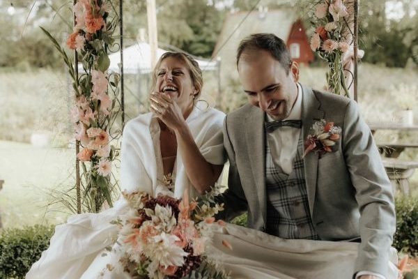 Freie Rednerin Carina Dawert mit Hochzeitspaar in Schleswig-Holstein