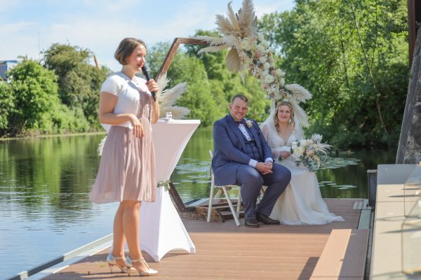 Freie Trauung an der Elbe mit Hochzeitsrednerin Carina Dawert